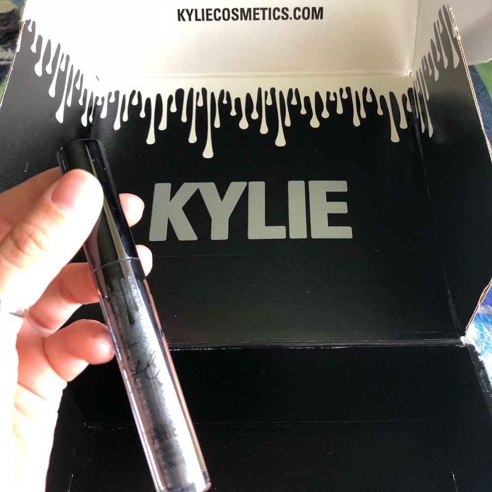 KYLIE COSMETICS kymajesty liquid metal lipstick